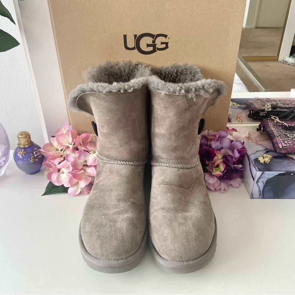 UGG Bailey Button II Boot in Grey Size 9